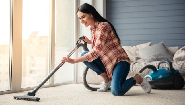 Lady cleaning carpet floor | Carpetland USA